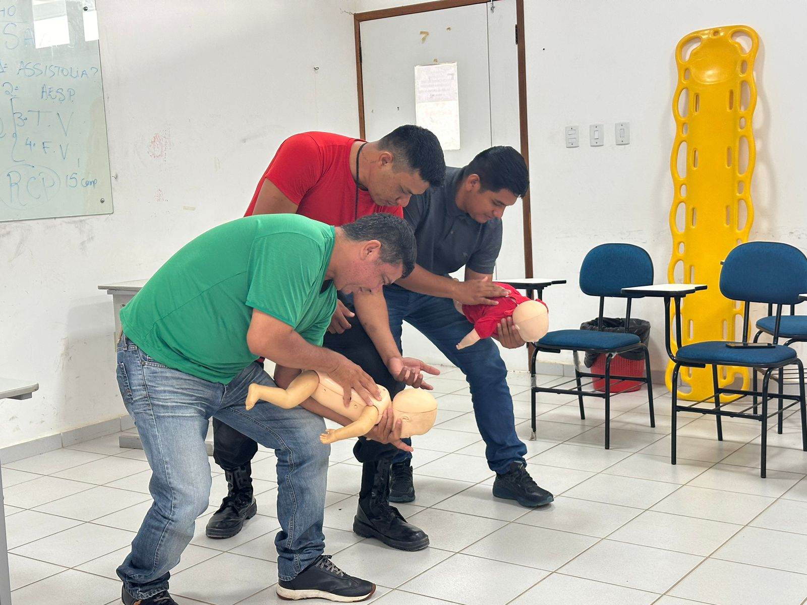 Enfermeiros e socorristas participam de curso de Suporte Básico de Vida