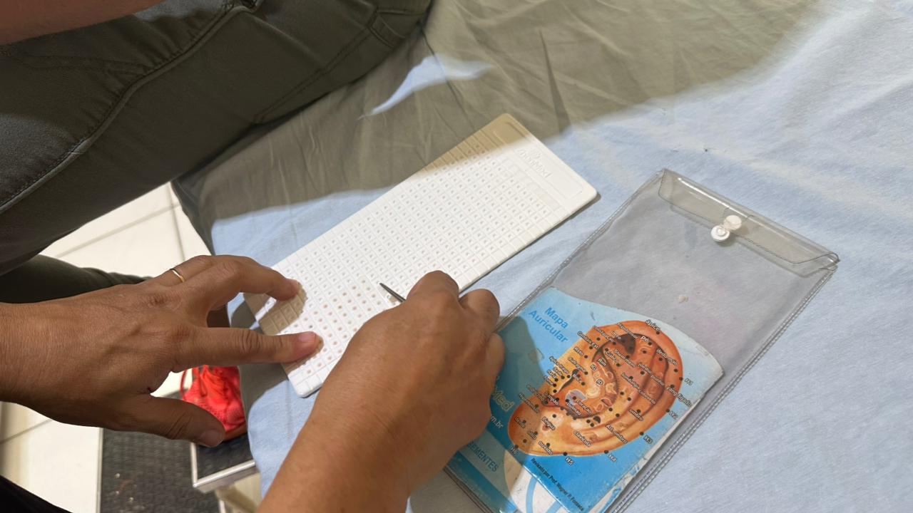 Policlínica Coronel Mota oferece serviço de auriculoterapia para pacientes