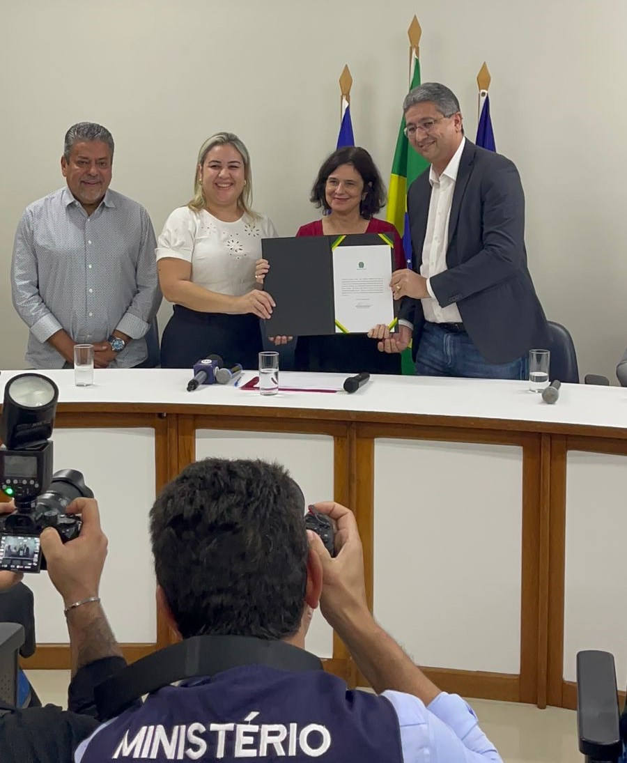 Assinatura_da_Ordem_de_Serviço_da_Retomada_da_Obra_do_Centro_de_Radioterapia_de_Roraima_Suyanne_Sá_Ascom_Sesau_3.jpeg