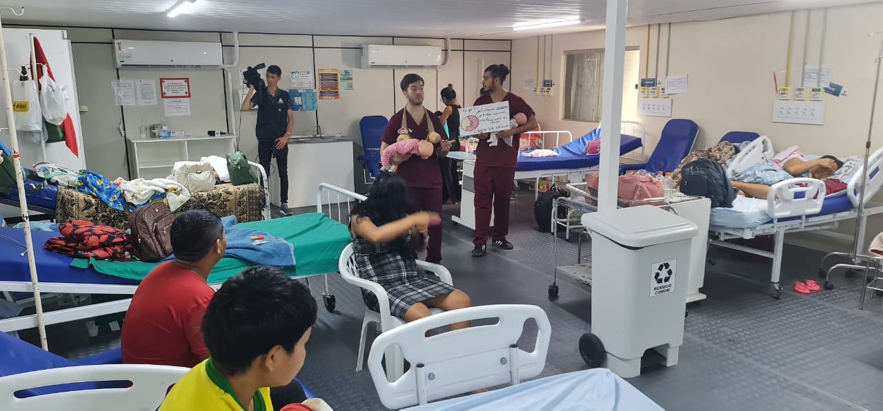 Maternidade e acadêmicos de Medicina orientam mães sobre aleitamento materno