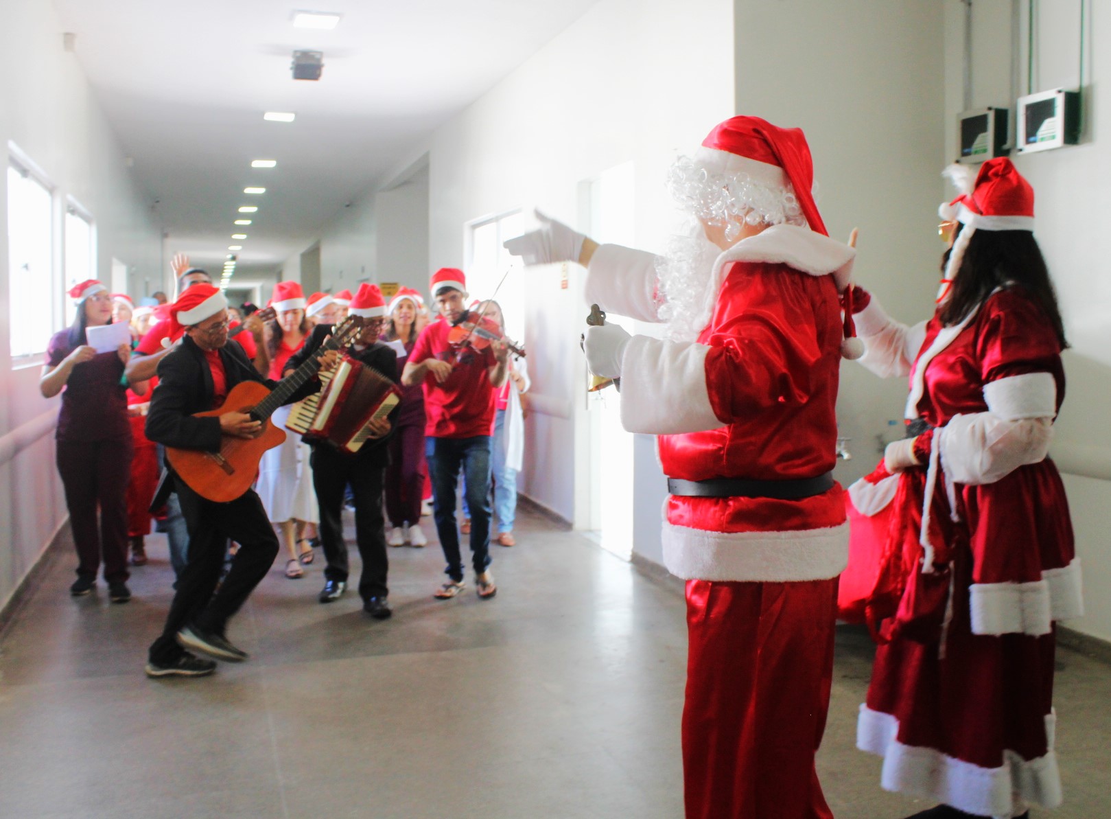 Cantata natalina no HGR emociona servidores, pacientes e acompanhantes