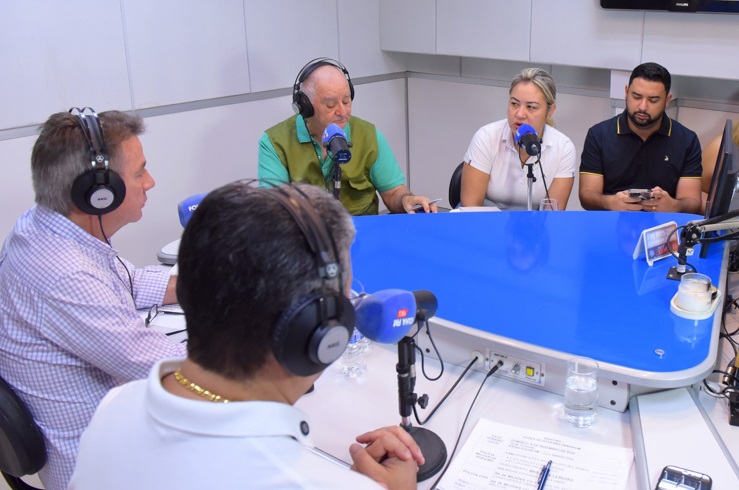Secretária Cecília Lorenzon durante entrevista à Rádio Folha neste domingo 2