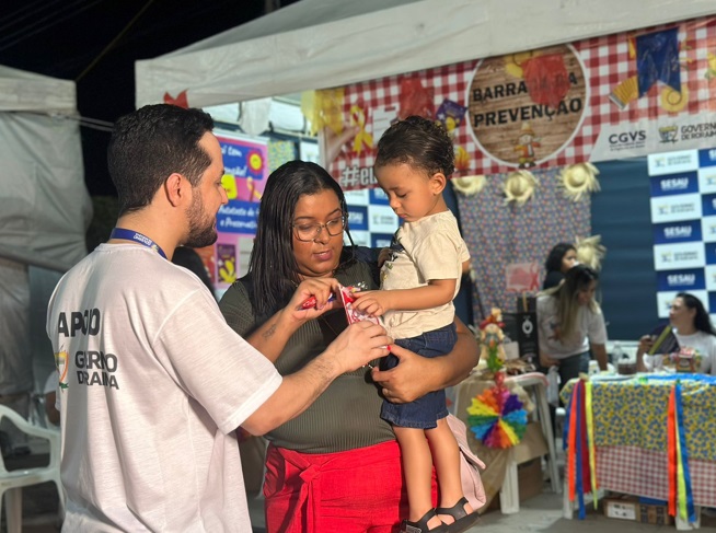 Sesau distribui kits de higiene bucal para crianças no São João do Parque Anauá