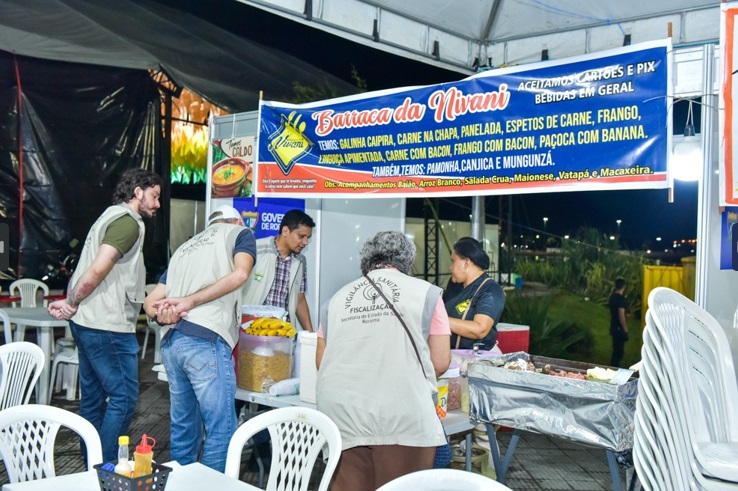 Sesau orienta comerciantes sobre padrões de boas práticas na manipulação de alimentos no São João do Parque Anauá
