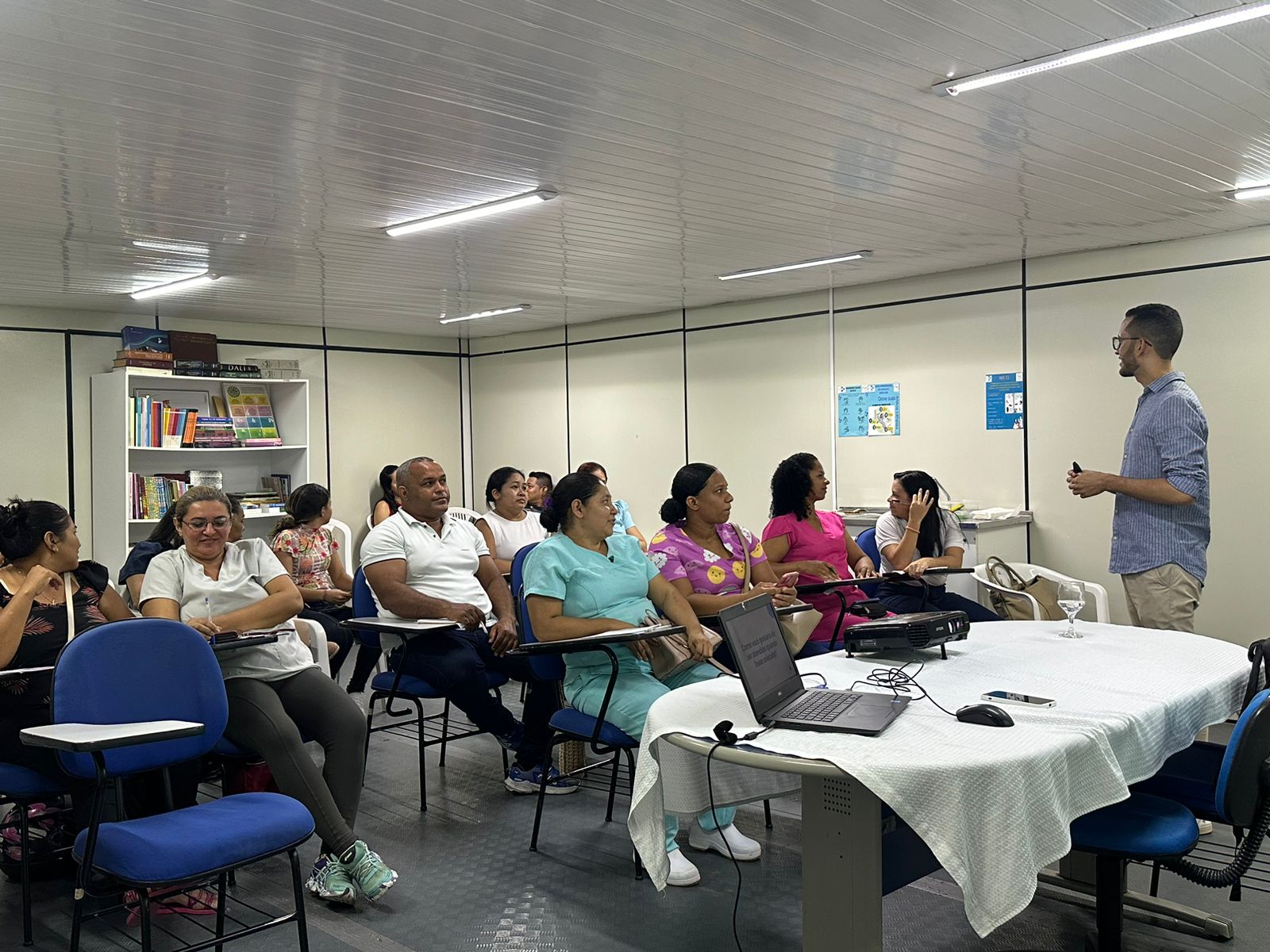 Profissionais são treinados sobre coleta de sangue e limpeza de ambiente laboratorial