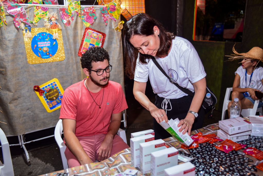 Visitantes_recebem_orientação_sobre_autoteste_de_HIV_no_São_João_no_Parque_Anauá_2.jpeg